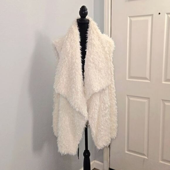 Offline by Aerie NWT Women's White Faux Shearling Vest Sz M - Picture 1 of 4